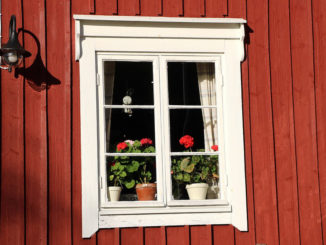 Rote Farbe für die Fassade