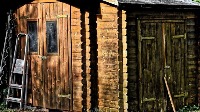 Altes Gerätehaus aus Holz