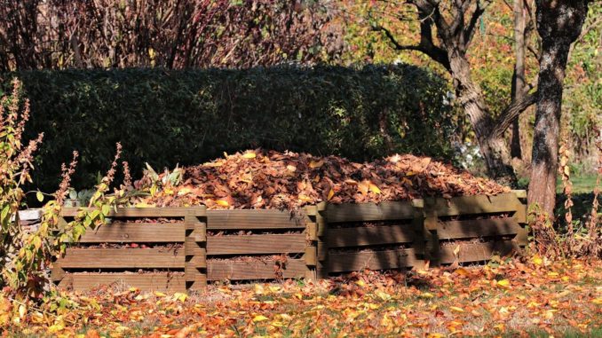 kompost kompost in einem garten im herbst