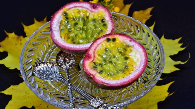 maracuja Frucht der Passionsblume auch Maracuja genannt