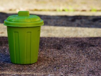 Grüne Mülltonne ohne Mülltonnenbox