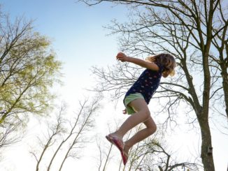 Kind auf Trampolin