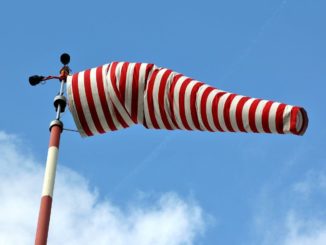 windsack mit mast rot weiß